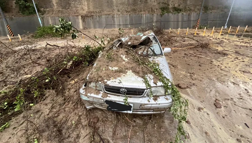 影/苗栗豪雨釀災！苗9線邊坡坍方整輛車被埋　駕駛頸椎骨裂送醫