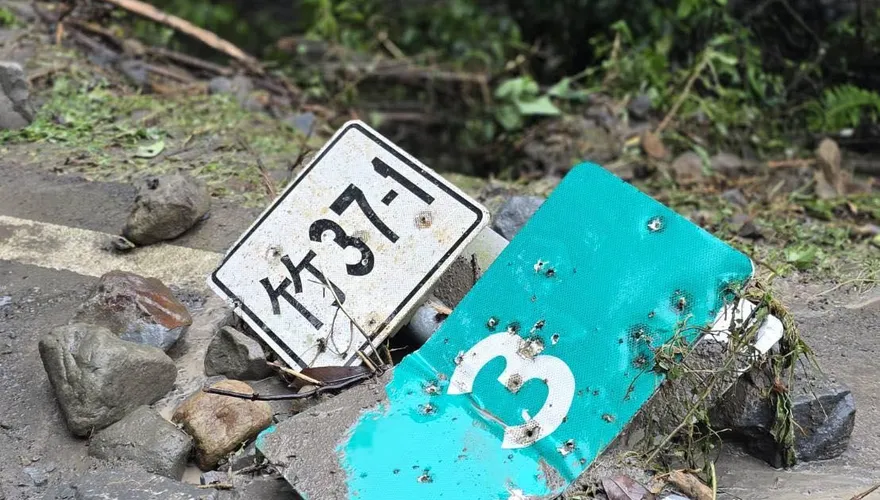 影/豪雨釀災！巨石崩塌覆蓋整條路　竹37-1線全線封閉