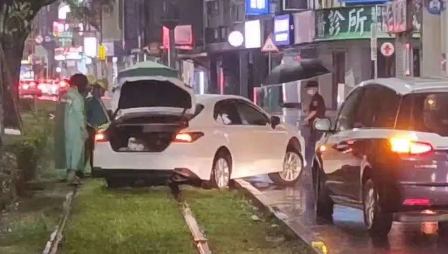 影/高雄驚見阿北出事！倒車載妻慘「卡在輕軌上」