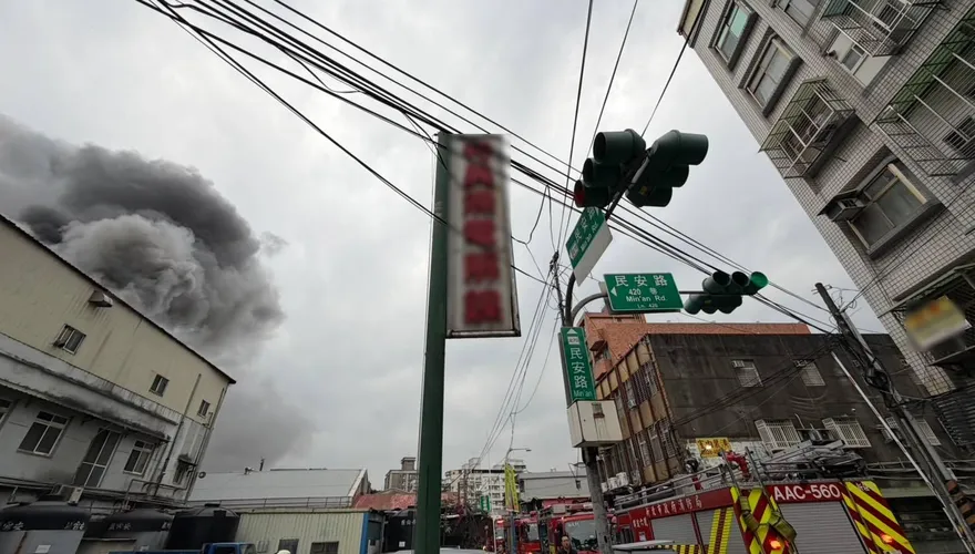 緊關門窗！新莊工廠三樓鐵皮加蓋竄濃煙　消防動員76人控制火勢