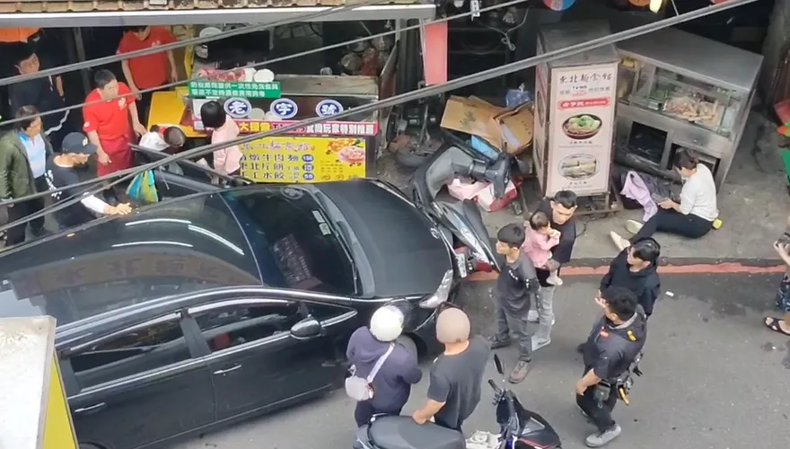 基隆廟口夜市旁轎車失控連撞店面！女騎士受傷送醫　現場一片混亂
