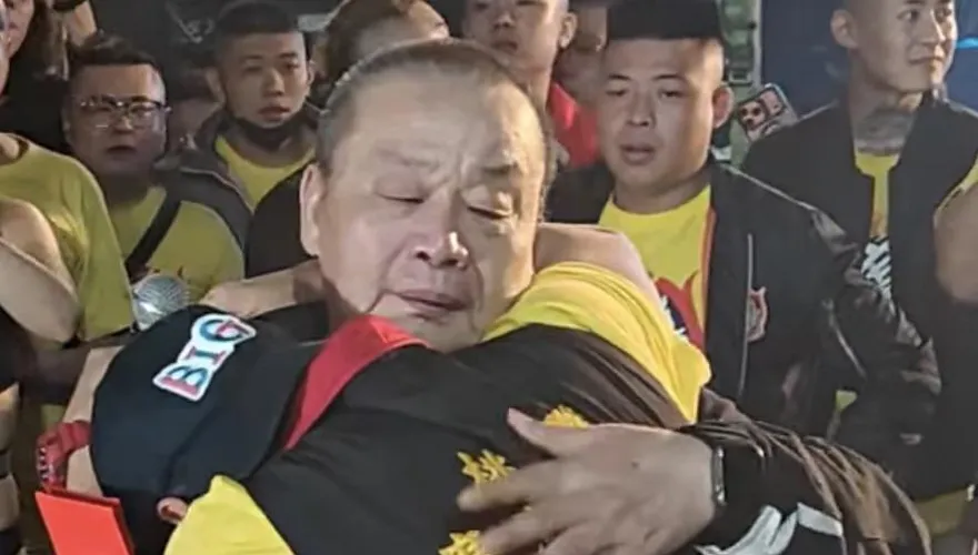 賴銘偉抱父痛哭！廟前唱〈伊是阮老爸〉祝壽　情緒潰堤畫面曝光