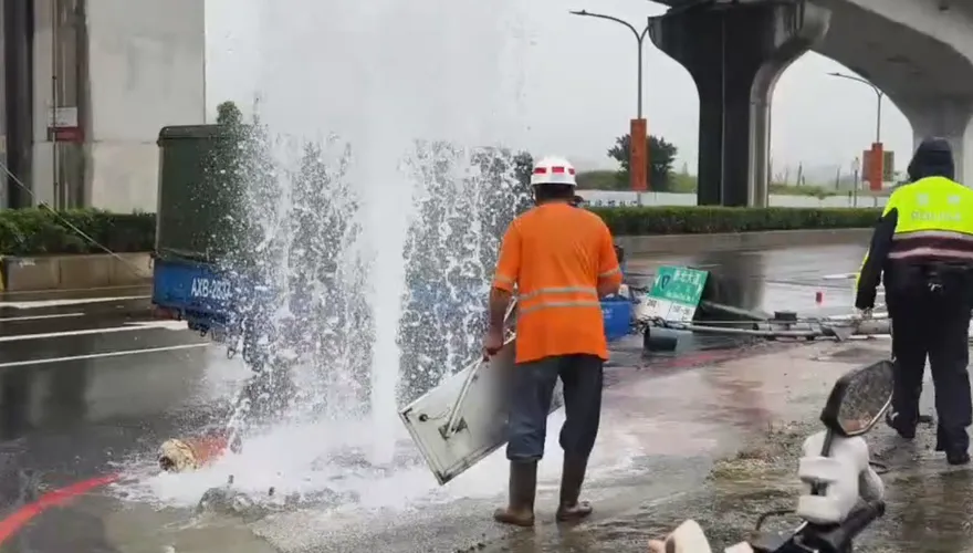 影/泰山聯結車雨天失控輾碎路人　再衝工地2保全受傷