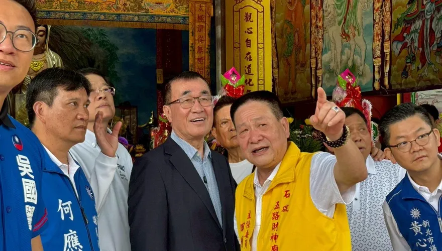 李四川「特別日子」訪石碇老街！獲「神祕大禮」被暖哭