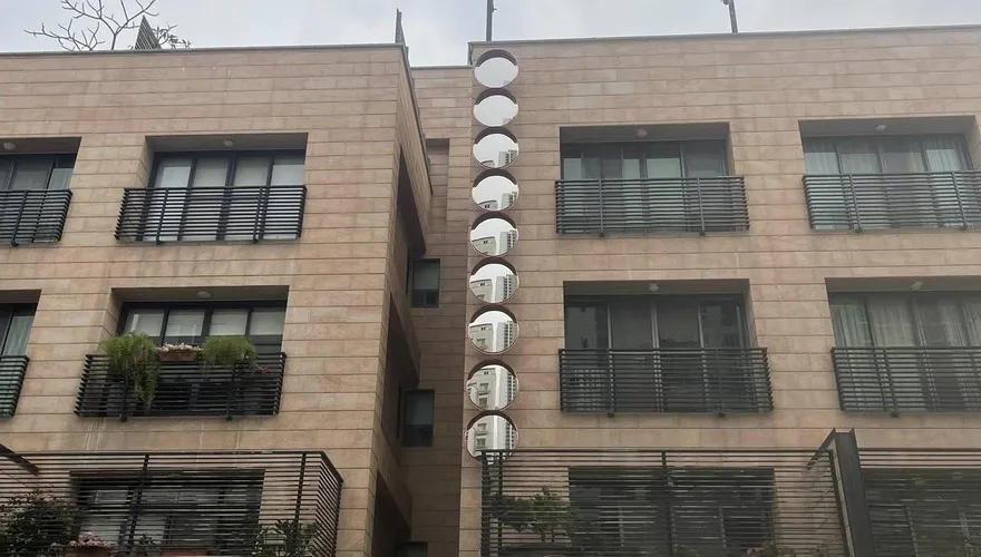 台南離譜建物「詭掛10面凸面鏡」　專家警告：雙方都會衰