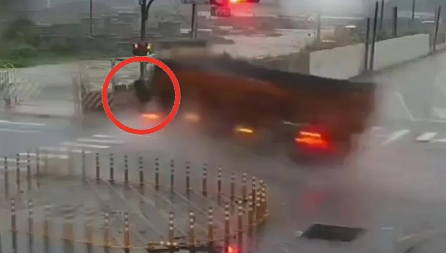 影/宛如強震！新北大道聯結車失控撞死路人　直擊奪命影像