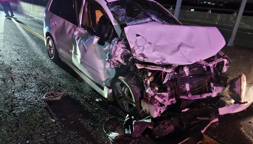 國3竹田段施工！砂石車駛入內線　29歲男猛撞「車頭全毀」