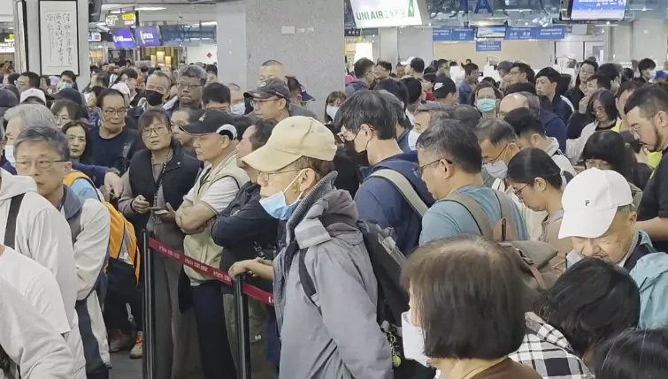 濃霧鎖金門！1400人擠爆機場　「9架軍機」緊急加入疏運