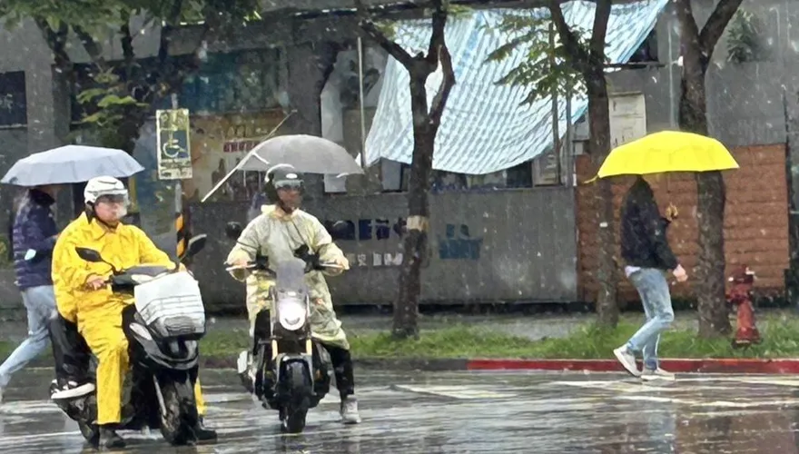 今起轉晴熱！4/29鋒面逼近「雷雨襲擊」全台變天