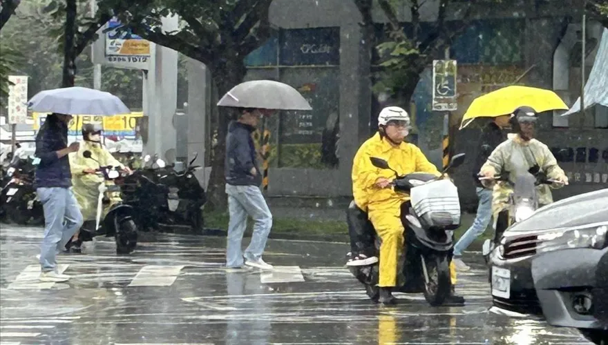 雨彈開炸南台灣！4縣市大雨特報　一路下到晚上