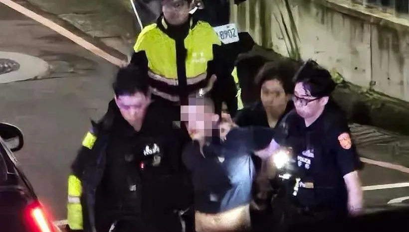 影/五股驚見持刀狂男劫車！警開槍喝止加衝撞「飛撲制伏」