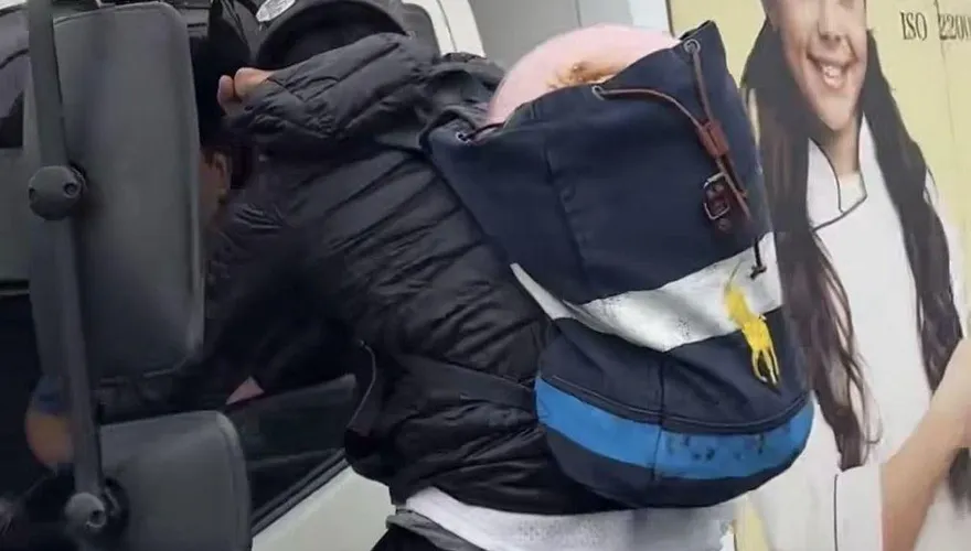 影/扯！國1驚見「機車逆衝」　騎士還爬貨車打司機
