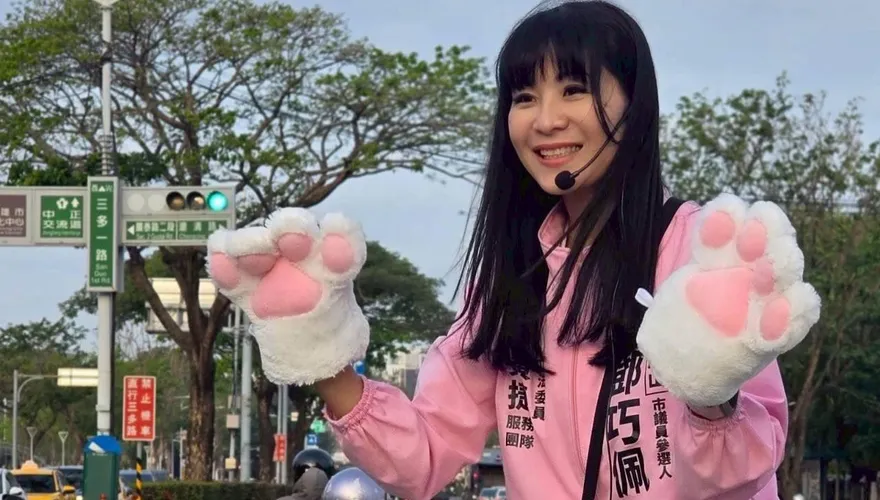 高雄議員參選人看板遭刮損　男稱等公車臨時起意