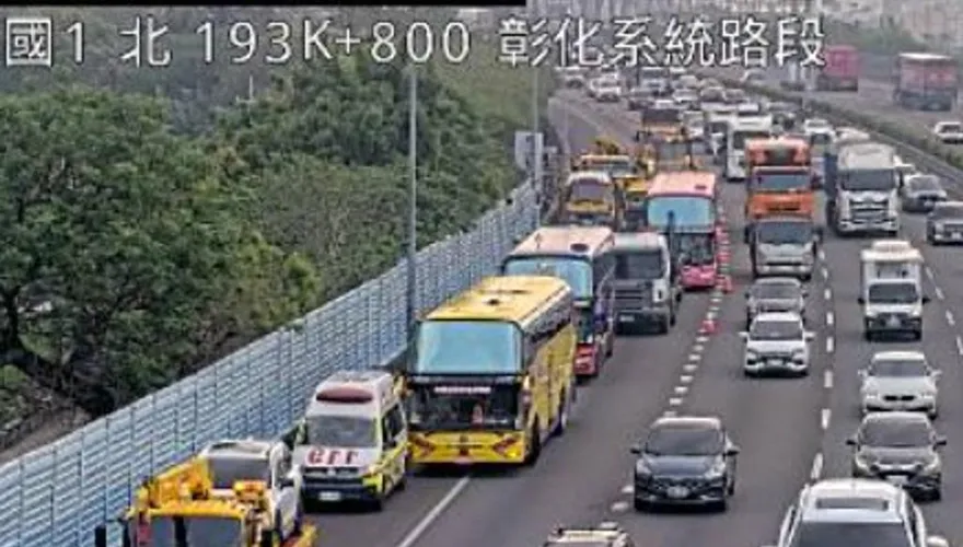 國1彰化遊覽車追撞大貨車　北上回堵2公里