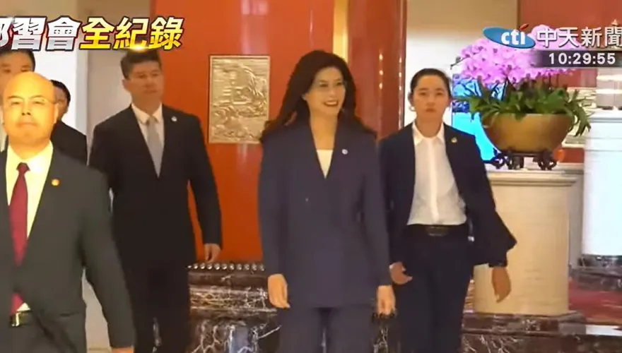 「晴天娃娃」鄭麗文藍紫套裝現身！自信笑喊：鄭習會準備好了