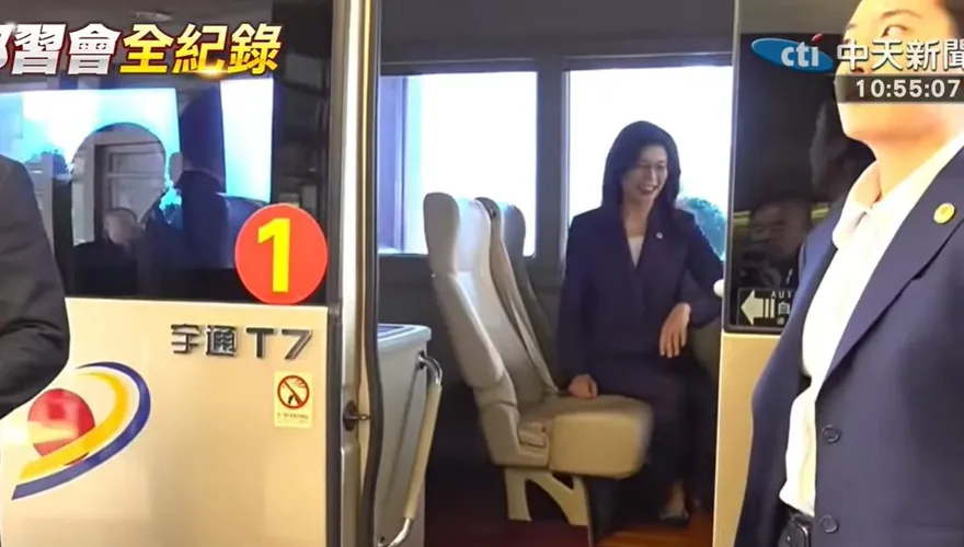 綠側翼大翻車！造謠鄭麗文搭巴士被矮化　律師一張照片狠打臉