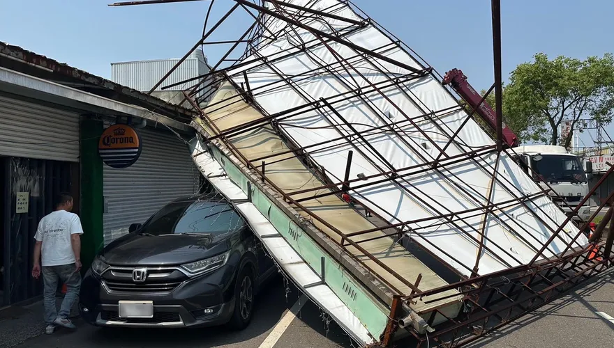 影/桃園龍潭廣告帆布墜落　路邊汽車遭砸幸無傷亡