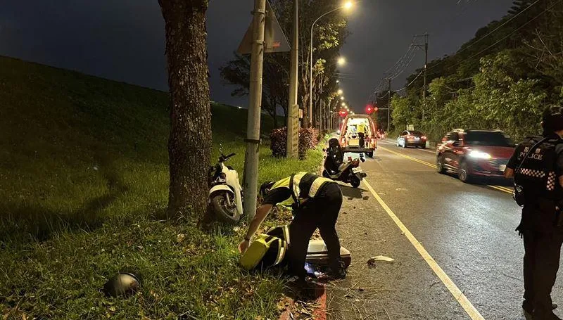 死神招手！板橋22歲男騎車疑壓到異物右衝　猛撞燈桿亡