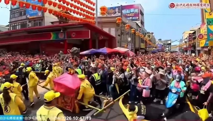 影/姊妹會好嗨！粉紅女神抵鎮瀾宮急衝　轎班遭甩飛