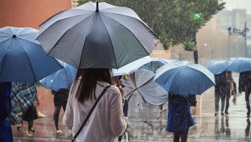 雨天摔倒不只怪地滑！醫提醒「鞋底磨平、拖鞋鬆脫」藏危機