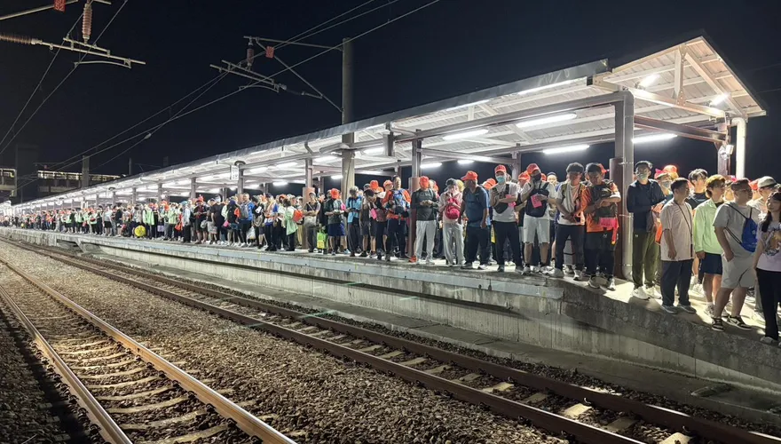 粉紅超跑魅力！台鐵白沙屯站月台擠爆　高鐵苗栗站運量刷新高