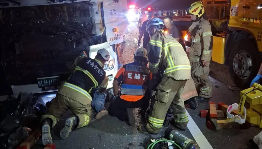 影/回天乏術！台84線重大車禍「男子拋飛橋下傷重不治」