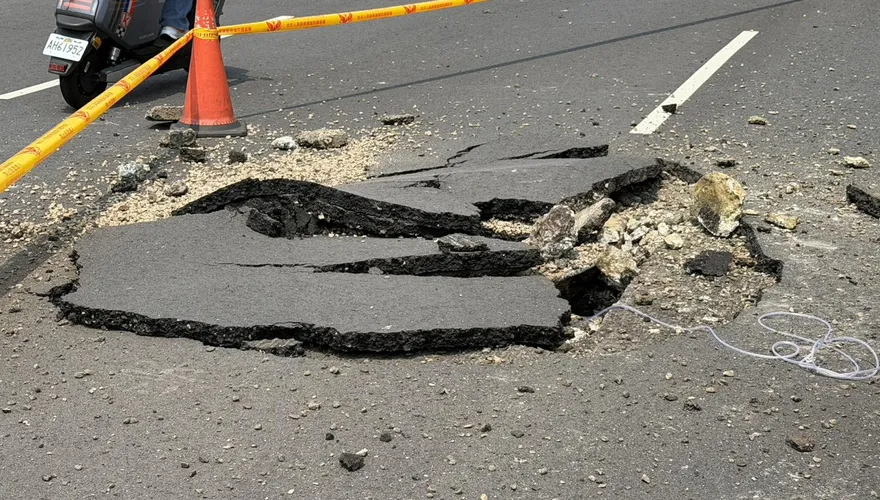 影/板橋縣民大道「路面爆裂隆起」！疑高壓電纜故障引發爆炸