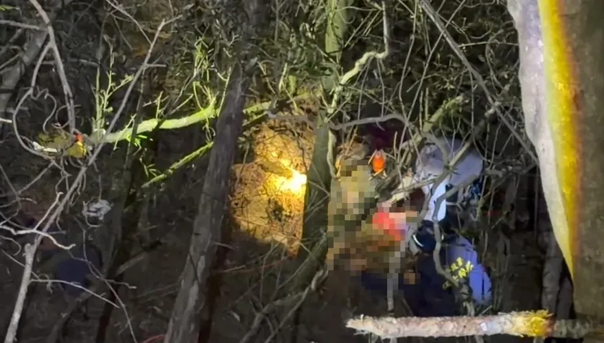 影/驚險！29歲登山客玉山失足墜谷　警消連夜背下山送醫