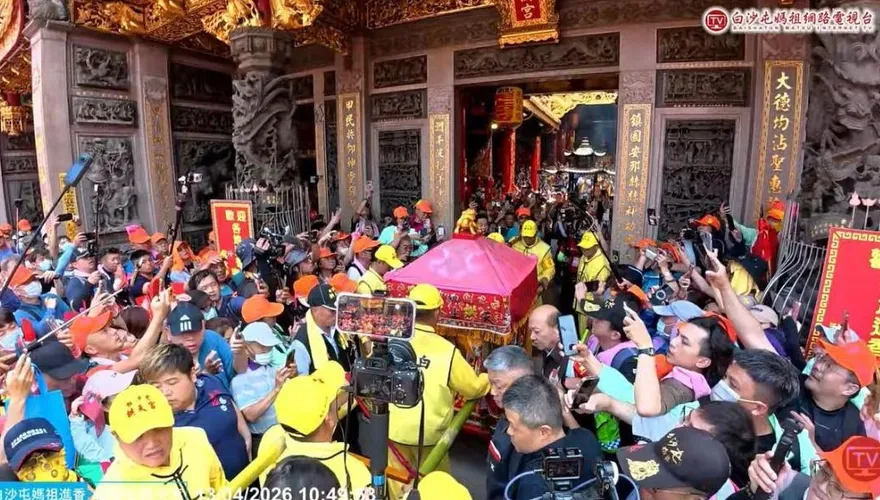 山邊媽駕粉色超跑狂飆！　「四媽會」AI影片吸萬人讚