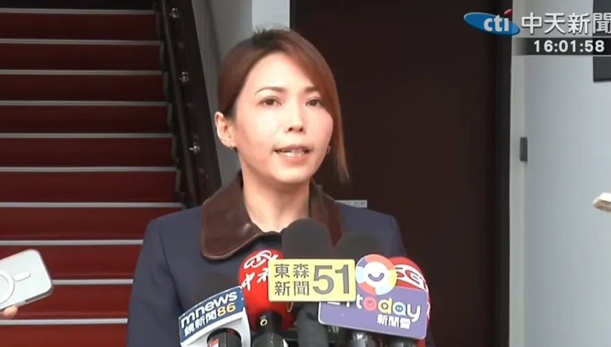 社群平台停權風暴數發部長嗆「民眾黨負責酸」　陳智菡「伯洋體」反擊