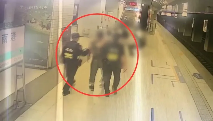 影/台鐵南港站列車「男子揚言動手」　遭警強制帶下車