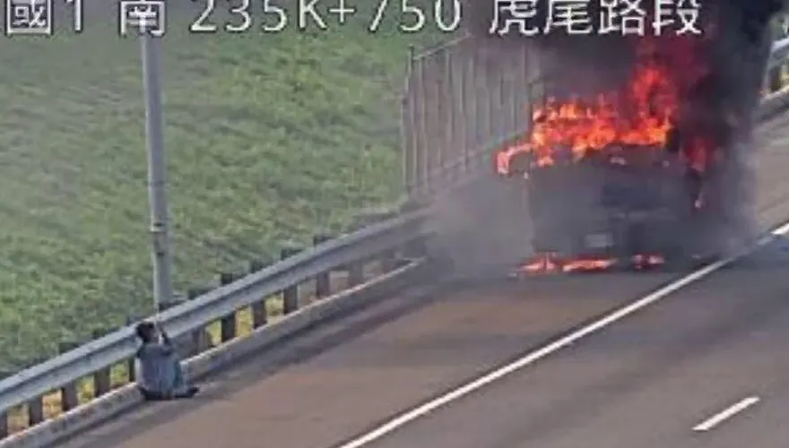影/絕望片！國1「貨車變火球成殘骸」駕駛癱坐抱頭