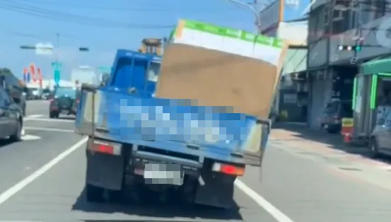 影/貨物未綁牢！鳳山小貨車「歪腰」行駛　危險畫面曝
