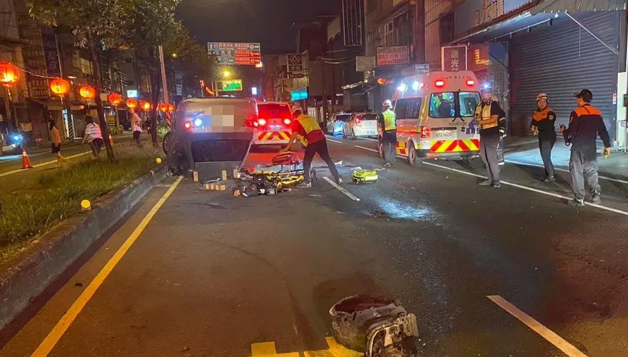 影/回天乏術！屏東街頭嚴重翻車「男駕駛重創身亡」