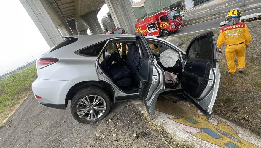 影/搶救中！台中休旅車「甩180度」衝上河堤　駕駛重創命危