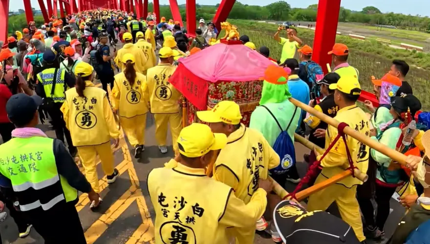 影/無懼封橋！白沙屯媽領萬人直衝西螺大橋　震撼空拍曝