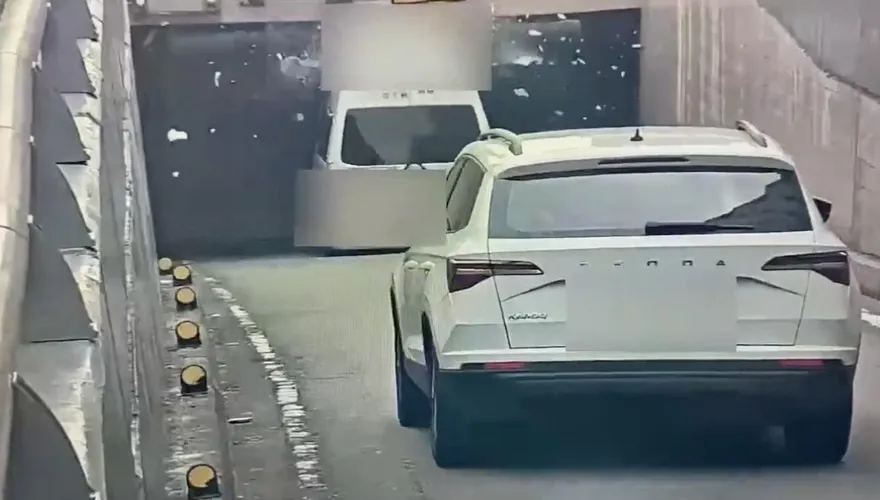 影/北市復康巴士自撞車禍　闖基隆路地下道衝撞限高桿