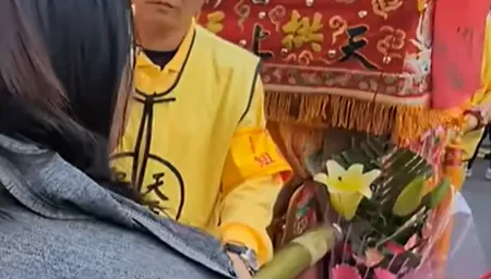 白沙屯媽祖鑾轎急轉彎停駕 ！婦人跪求幫忙　背後藏洋蔥