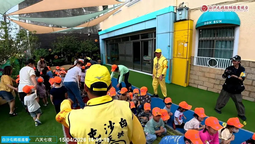 影/「粉紅超跑」母愛爆表！驚喜現身幼兒園　孩童體驗鑽轎腳