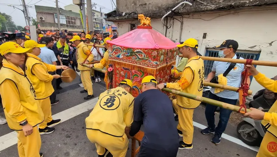 影/白沙屯媽祖進香！粉紅超跑「十字路口暴衝」停駕休息