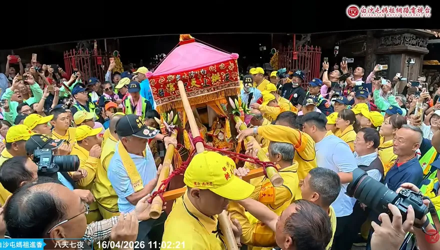 白沙屯媽祖抵北港朝天宮　萬眾香燈腳齊喊「進喔」