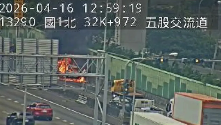 影/國道1號五股匝道火燒車　客貨車陷火海幸無傷