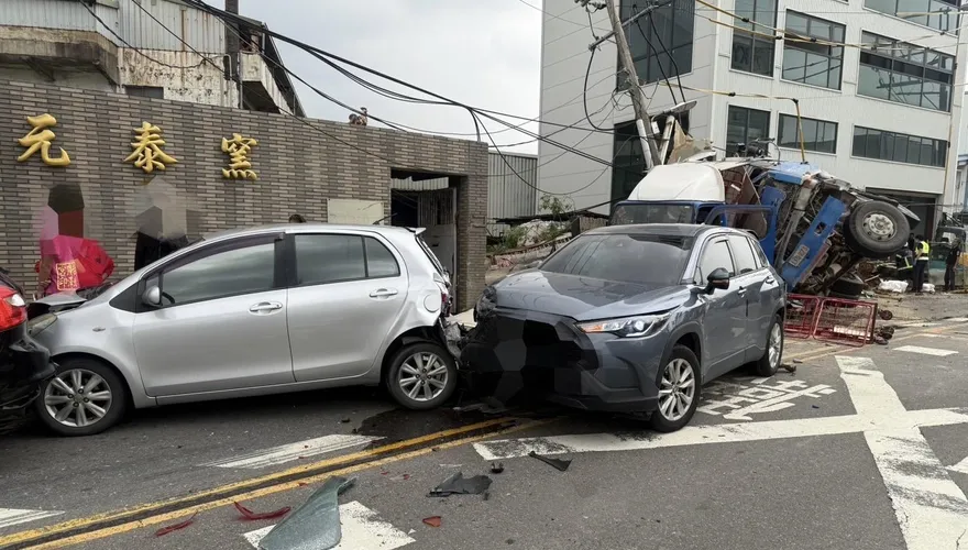 新北鶯歌砂石車衝撞翻車　多人受困受傷送醫