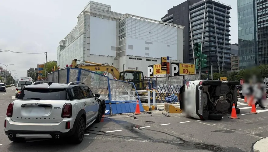 影/北市大直2車擦撞　休旅車翻覆衝進捷運工地