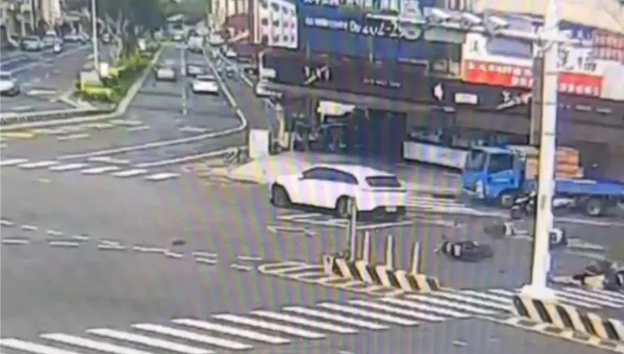 影/台南毒駕女狂飆「保齡球式」撞翻機車群！　3騎士慘遭拋飛