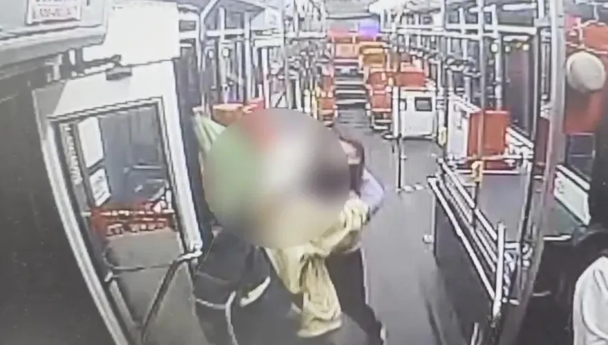 影/新北新店公車搶位糾紛　7旬翁出手推擠傷人