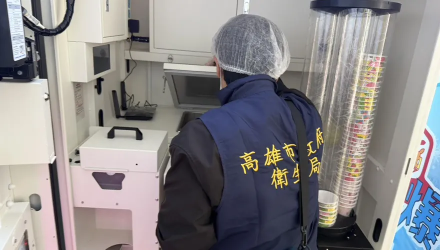 「酸」淇淋出包！新崛江冰品販賣機爆食安　衛生局查獲溫度管理缺失