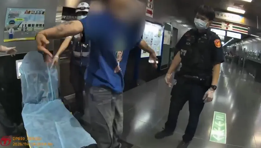 影/高雄鳳山車站1男情緒不穩狂扭動　警護送就醫