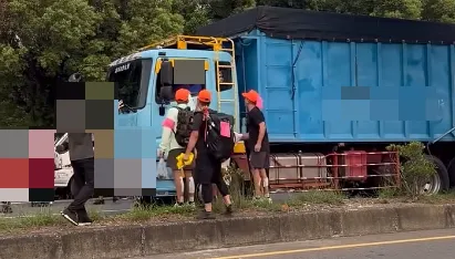 影/大貨車卡進香人潮按喇叭提醒　香燈腳圍嗆影片曝