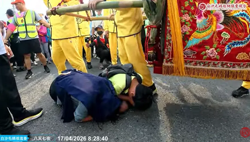 母子跪地「拜託救救他」　白沙屯媽祖聞聲停轎輕撫